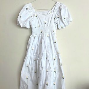 Super cute white daisy puff sleeve nap dress size small